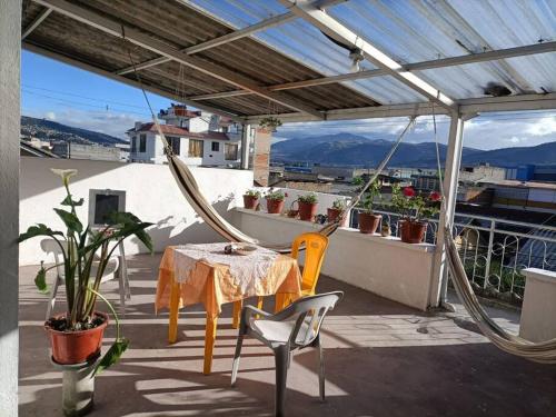 a patio with a table and chairs on a balcony at Mini departamento en Quito 1 in Quito