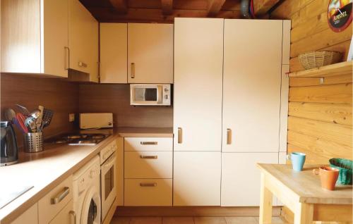 une cuisine avec des armoires blanches et un micro-ondes dans l'établissement 2 Bedroom Awesome Home In Saulxures, à Saulxures