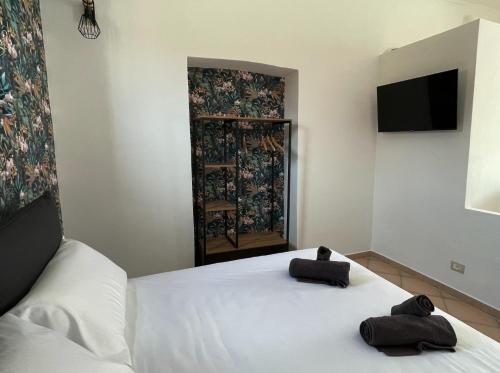 um quarto com uma cama com duas toalhas em Studio Hole - Lingotto em Turim