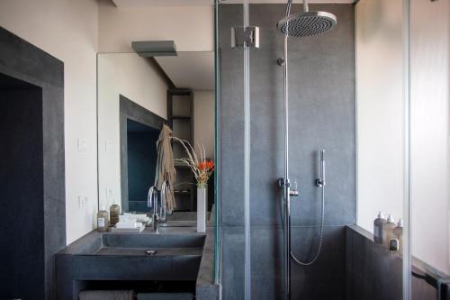 uma casa de banho com um chuveiro com um lavatório e um chuveiro em Tenuta di Castellaro Winery & Resort em Lipari