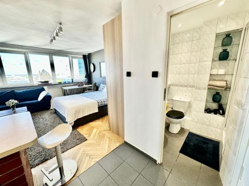 Kúpeľňa v ubytovaní Super Apartament WHITE Warszawa 2x Metro Ścisłe Centrum WiFi 300 Mbs NEW