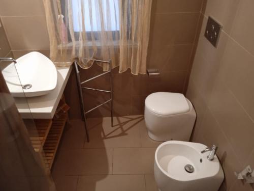 a small bathroom with a toilet and a sink at Casaagnese in Catania