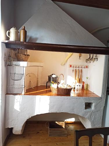 una cucina con forno e piano di lavoro di Tailors house a Makrátika