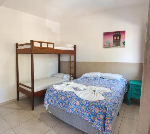 um quarto com uma cama e um beliche em Pousada Acquaville em Bertioga