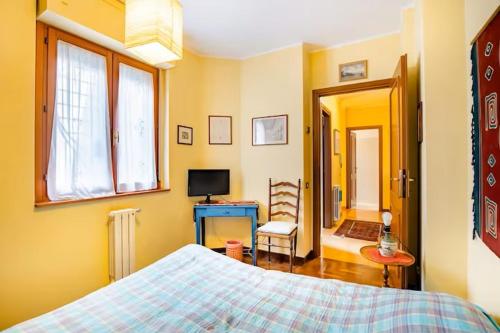 ローマにあるElisabetta's Roomのベッドルーム1室(ベッド1台、デスク、椅子付)