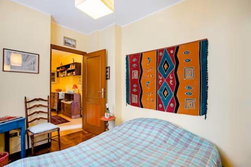 ローマにあるElisabetta's Roomのベッドルーム1室(ベッド1台付)が備わります。壁には絵画が飾られています。