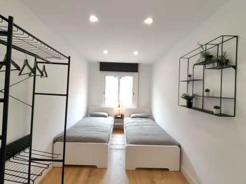 Voodi või voodid majutusasutuse Fantastic apartment Sant Adria Beach toas
