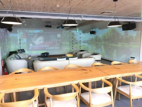 a conference room with a large wooden table and chairs at 【CLUB DEEP BLUE】西伊豆　知る人ぞ知る美しい入江が眺める貸別荘！最大44人宿泊可能！ in Numazu