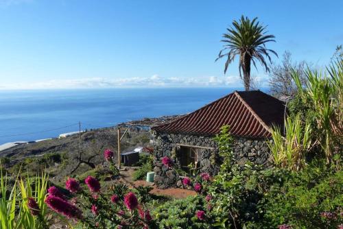 Casita en el campo con vista al oceano