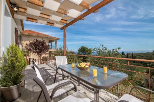 Μπαλκόνι ή βεράντα στο Vozas Villas - Traditional Houses with Great View