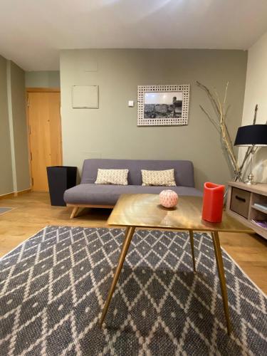 sala de estar con sofá y mesa en Coqueto apartamento centro VIGO con WIFI en Vigo