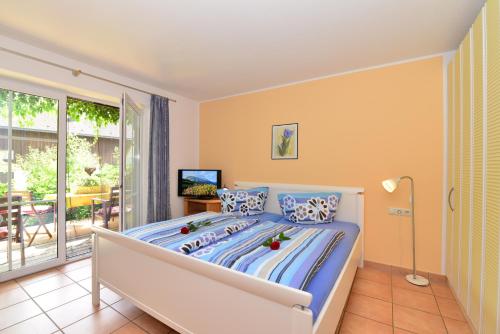 1 dormitorio con 1 cama y balcón en Ponyhof Schöllang en Oberstdorf