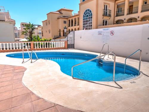 basen w środku budynku w obiekcie Fantastic penthouse with roof terrace in the heart of Nerja w mieście Nerja