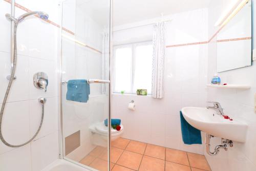 e bagno con doccia, servizi igienici e lavandino. di Ponyhof Schöllang a Oberstdorf