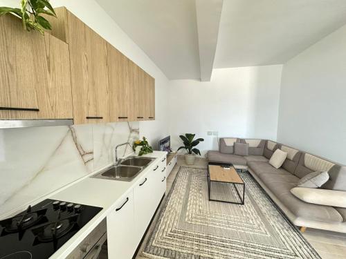 Una cocina o cocineta en Perla Luxury Apartment - Private Patio & Parking