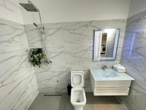 Un baño de Perla Luxury Apartment - Private Patio & Parking