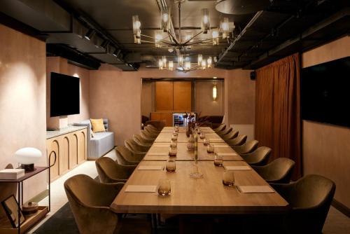 une grande salle de conférence avec une grande table et des chaises dans l'établissement Grand Joanne, à Copenhague