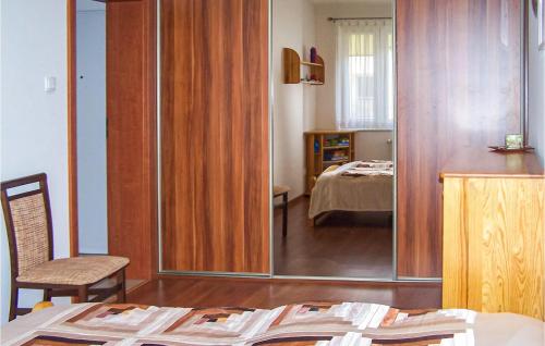 Habitación con dormitorio con cama y espejo. en Nice Apartment In Kolobrzeg With 1 Bedrooms And Wifi, en Kołobrzeg