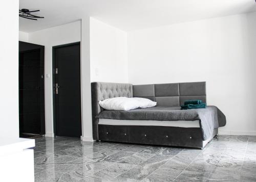 een bed in een kamer met bij Apartament Black-Niska z garażem podziemnym in Kielce