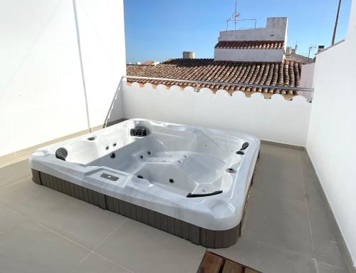 a bath tub sitting on top of a balcony at ROMANDRE in Alaior