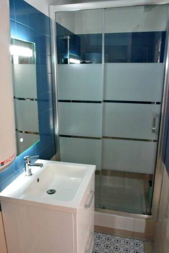 une salle de bain avec un lavabo et une douche en verre dans l'établissement Sur le sentier des douaniers 3, à Ploubazlanec