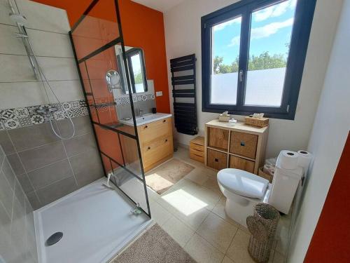 une salle de bain avec toilettes et douche en verre dans l'établissement Agréable villa avec piscine, à Néffiès