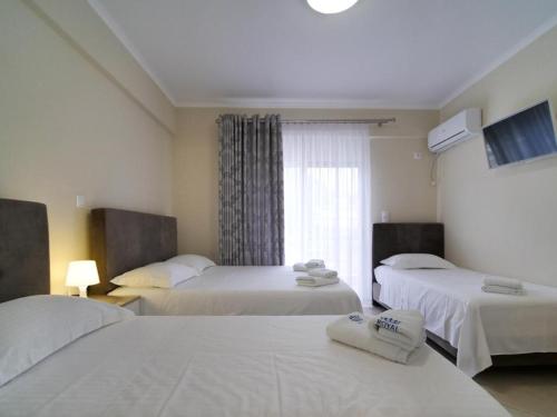 Postel nebo postele na pokoji v ubytování Himara Royal Hotel