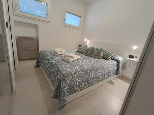 ein Schlafzimmer mit einem Bett mit zwei Handtüchern darauf in der Unterkunft La Maison Des Arches in Porto Cervo