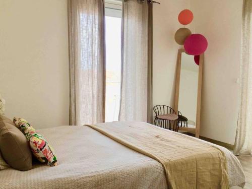 ein Schlafzimmer mit einem Bett, einem Fenster und einem Stuhl in der Unterkunft Casa Porti Vechju in Porto-Vecchio