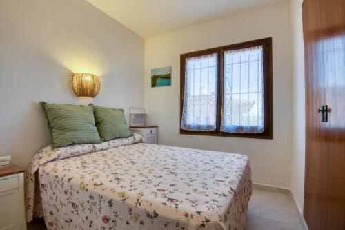 um quarto com uma cama e duas janelas em Lunice em Bellcaire dʼEmpordà