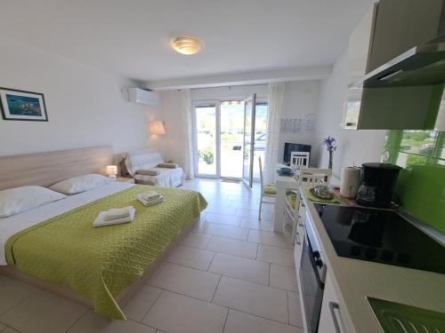 una cucina e una camera con un letto di Apartments Fran a Baška