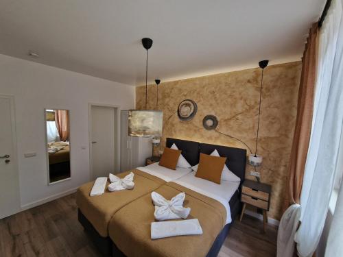 1 dormitorio con 1 cama grande y toallas. en Hotel Zur Post, en Sankt Goar