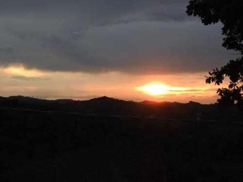 Cremolino的住宿－CASA VACANZE MONTE MARTINO，日落和日落,在群山上