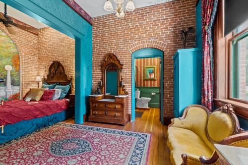 um quarto com uma cama e uma parede de tijolos em The Peerless Hotel em Ashland