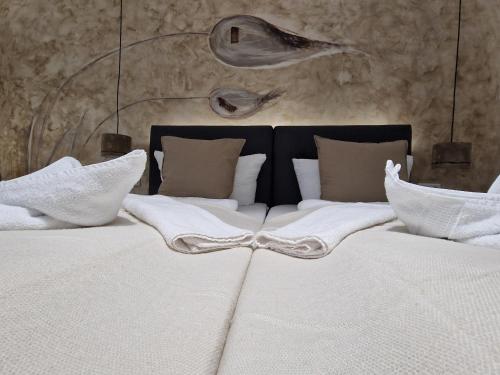 ザンクト・ゴアーにあるHotel Zur Postのベッドルーム1室(白いシーツと枕のベッド2台付)