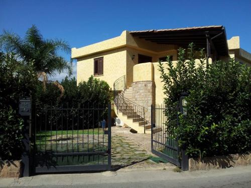 een poort voor een huis met trappen bij Villino Dapè in Campofelice di Roccella