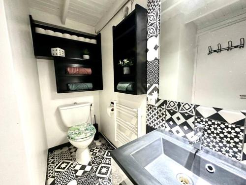 Place de la Bourse Bordeaux hyper-centre في بوردو: حمام به مرحاض والبلاط الأسود والأبيض