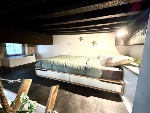 Place de la Bourse Bordeaux hyper-centre في بوردو: غرفة نوم مع سرير والطيور على الحائط