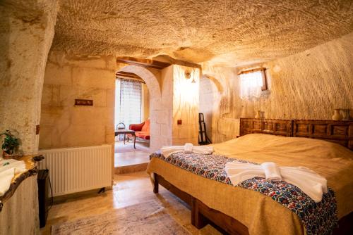 Ένα ή περισσότερα κρεβάτια σε δωμάτιο στο Cappadocia inans Cave & Swimming Pool Hot