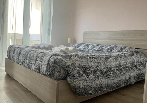 1 dormitorio con cama con edredón en La Magnolia Apartments V Sunflower, en Desenzano del Garda