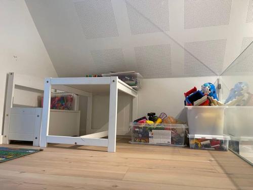 a room with a bunk bed in a room at Hyggeligt lille byhus lige mellem havnen og bytorv in Ringkøbing