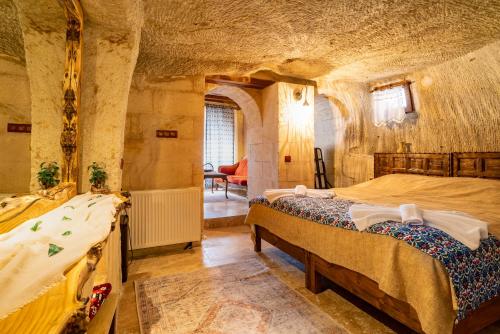 Ένα ή περισσότερα κρεβάτια σε δωμάτιο στο Cappadocia inans Cave & Swimming Pool Hot