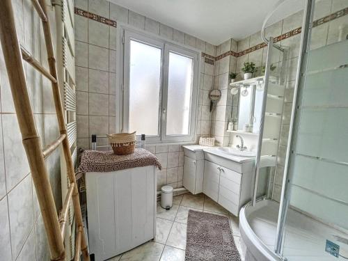 a bathroom with a tub and a sink and a shower at Good vibes only apparts "So sweet"- 4 bedrooms - 8 pax - free Parking in Épinay-sur-Seine