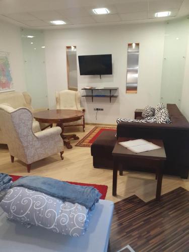 a living room with a couch and a flat screen tv at Pokoje ze wspólną łazienką i kuchnią w centrum Starachowic in Starachowice