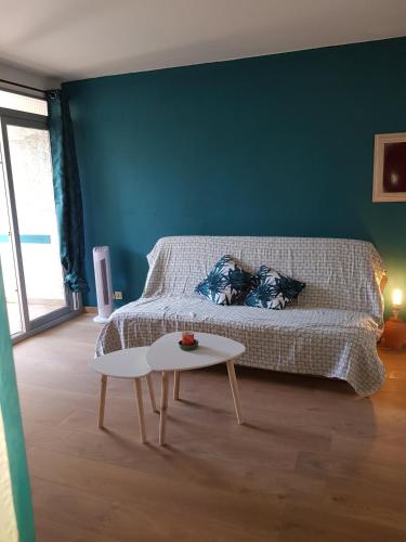 - une chambre avec un lit et une table à côté dans l'établissement Appartement avec agréable loggia dans résidence privée, à Fréjus