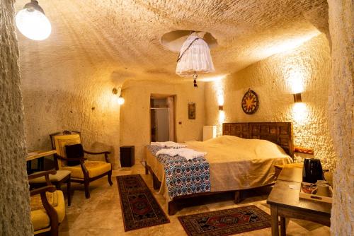 Ένα ή περισσότερα κρεβάτια σε δωμάτιο στο Cappadocia inans Cave & Swimming Pool Hot