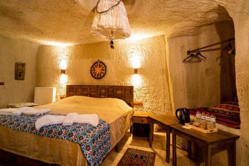 Ένα ή περισσότερα κρεβάτια σε δωμάτιο στο Cappadocia inans Cave & Swimming Pool Hot