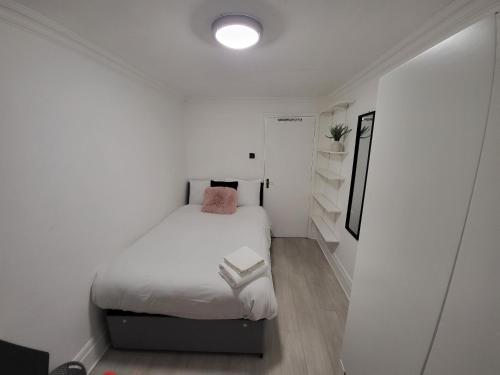 Postelja oz. postelje v sobi nastanitve Cosy Apartment By Clapham South Underground!