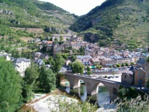 a bridge over a river in a small town at Logement Sainte-Énimie in Sainte-Énimie