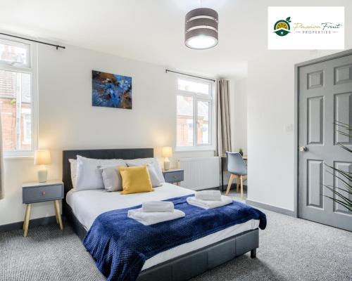 Ένα ή περισσότερα κρεβάτια σε δωμάτιο στο LOWest rate 6 Bedroom House 6 Bath in Coventry - City Centre with garden and FREE wi-fi- RRC